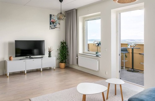 Jarfalla Apartment | Mini Penthouse With Lake View & Beautiful Sunset