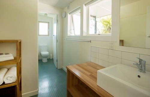 Mapua Cottage | Miro Cottage. Sunny, private waterfront cottage with superb views.