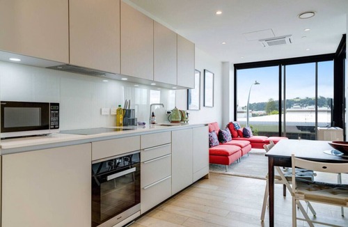 Grey Lynn Apartment | Modern Abode with Aircon & Balcony near Ponsonby