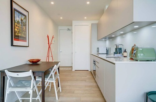 Grey Lynn Apartment | Modern Abode with Aircon & Balcony near Ponsonby