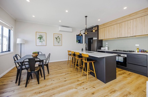 Torbay House | Modern 4BR Coastal Stay/Sea Views & Walk to Beach