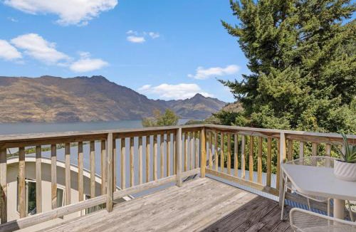 Fernhill House | Modern 4BR Lake & Mountain Views