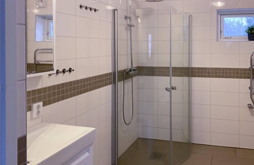 Kisa House | Modern and comfortable cottage overlooking lake Åsunden.