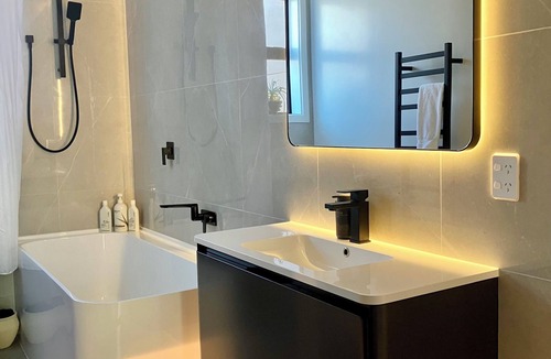Kawarau Falls Apartment | Modern and Peaceful Studio Room + Ensuite Bathroom under Mountains!