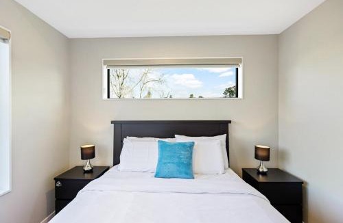 Mount Roskill House | Modern Central 4BRM with Aircon, heating and Parking