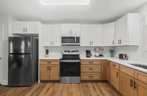 Taylors House | Modern & Comfy, Private Deck | 10 min to Paris Mtn + Greenville | Sleeps 6