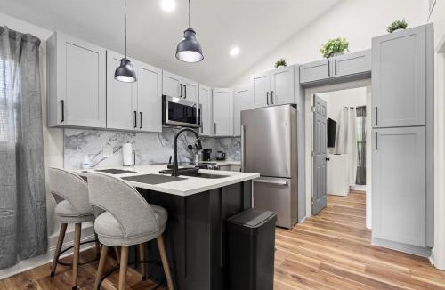 Belvedere Park House | Modern Decatur Compound - 2 Luxury Homes! Sleeps 12