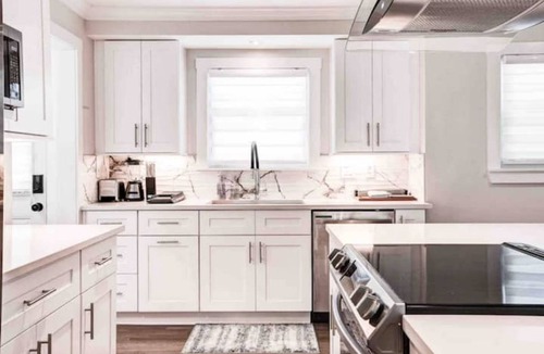 Mableton House | Modern luxurious 2 bedrooms, 2 bathrooms, and study with futon and TV.