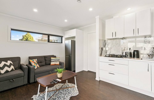 Upper Hutt Apartment | Modern, Private 1BR in Upper Hutt – Full Kitchen, Parking & 5 mins to Brewtown
