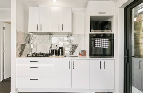 Upper Hutt Apartment | Modern, Private 1BR in Upper Hutt – Full Kitchen, Parking & 5 mins to Brewtown