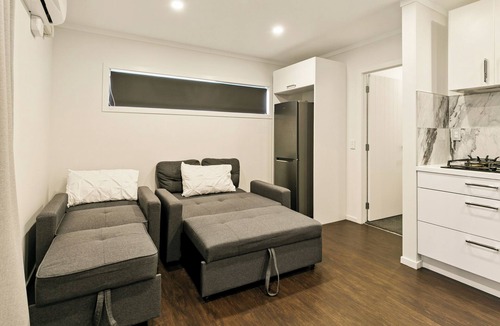 Upper Hutt Apartment | Modern, Private 1BR in Upper Hutt – Full Kitchen, Parking & 5 mins to Brewtown