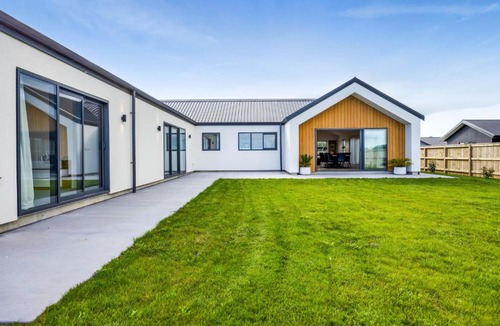 Hawera Bed & Breakfast | Modern private room with shared cozy living
