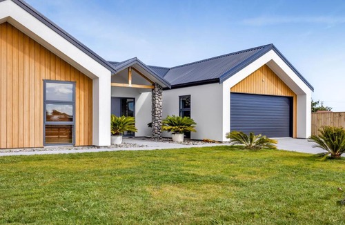 Hawera Bed & Breakfast | Modern private room with shared cozy living