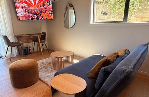 Fernhill Apartment | Modern Timber Retreat - 2 mins drive to Town