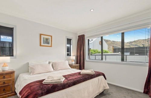 Clyde House | MODERN TOWN HOUSE , EXCELLENT LOCATION