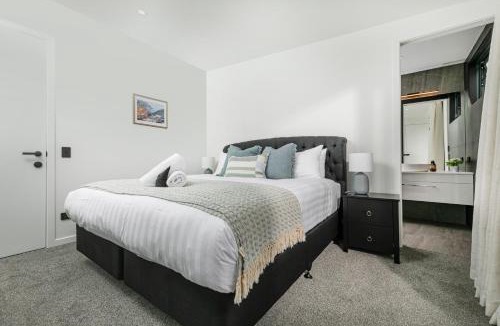 Wanaka House | Modern Wanaka Home with Lake & Mountain Views