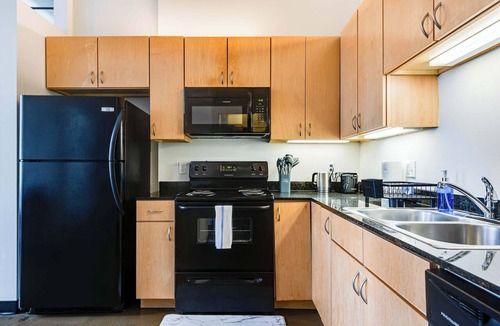West Loop Apartment | Modern West Loop Gem-City Views & Prime Location 3