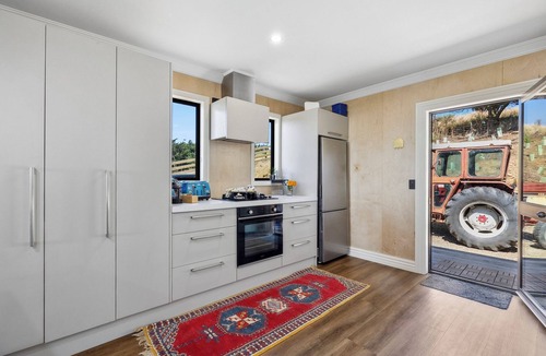 Moeraki House | Moeraki Beachfront - Sea Views and Boat Parking