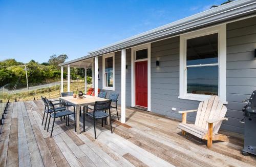 Moeraki House | Moeraki Beachfront - Sea Views and Boat Parking