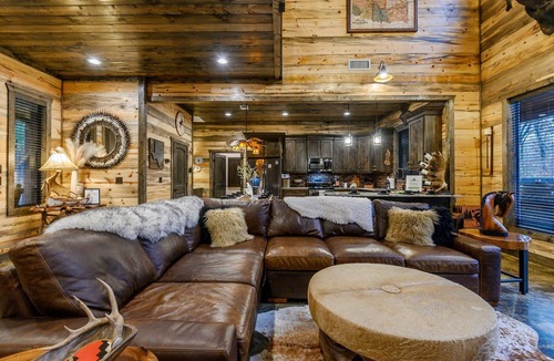 Pickens Cabin | Moose Mansion, EV Outlet, swing set, hot tub