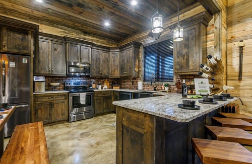 Pickens Cabin | Moose Mansion, EV Outlet, swing set, hot tub