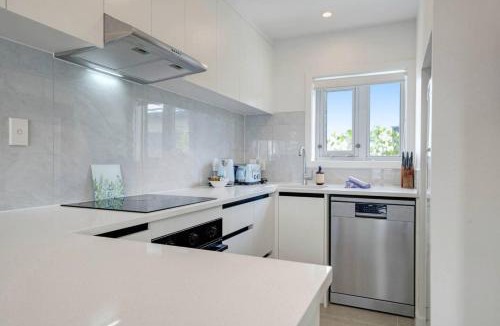 Kingsland House | Morningside Modern 3BR Home with Double Parking
