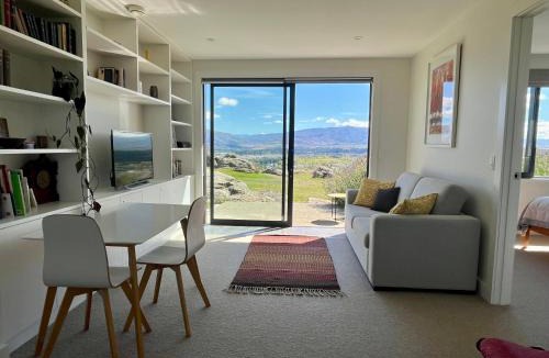 Alexandra Apartment | Mountain and river view retreat