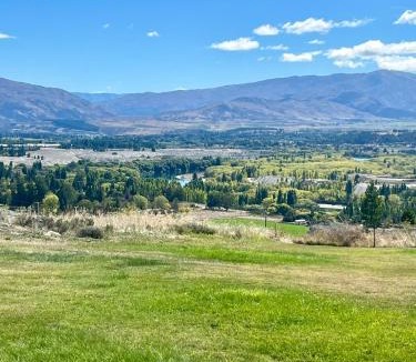 Alexandra Apartment | Mountain and river view retreat