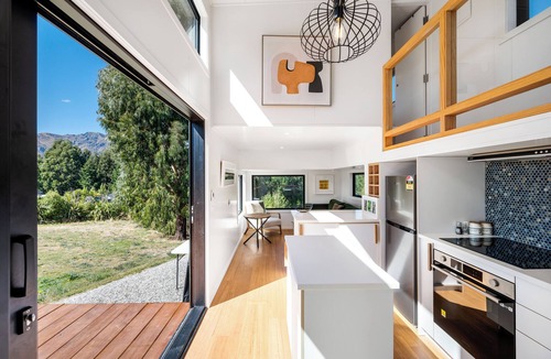 Wanaka Cottage | Mountain View Retreat Near Wanaka - Cosy Tiny Home Cottage