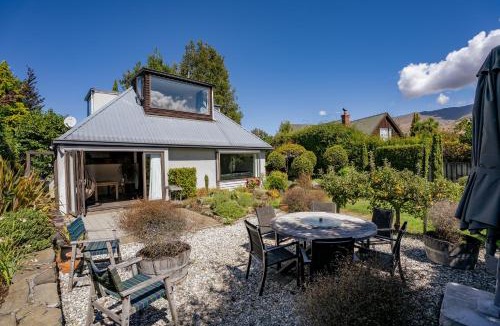 Wanaka House | Mountain View Retreat - Wanaka Holiday Home