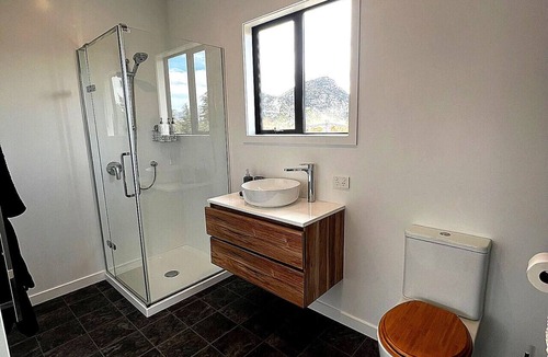 Albert Town House | Mountain Views, Coffee & Ski - Wanaka Studio