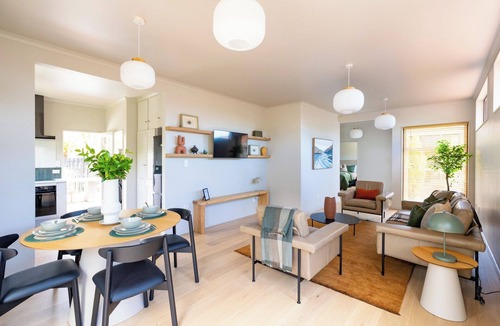 Nelson House | Nelson Bridge House - Modern, Clean, Quiet - Only Steps from CBD