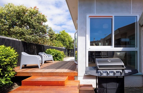 Nelson House | Nelson Bridge House - Modern, Clean, Quiet - Only Steps from CBD