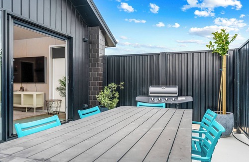 Martinborough House | Newly refurbished sleeps 10 in exclusive Pinot Grove, Martinborough ,plunge pool