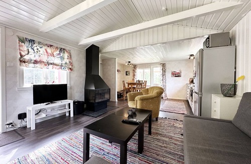 Timmersdala Ski Chalet | Nice holiday home by the lake Vristulven | SE08049