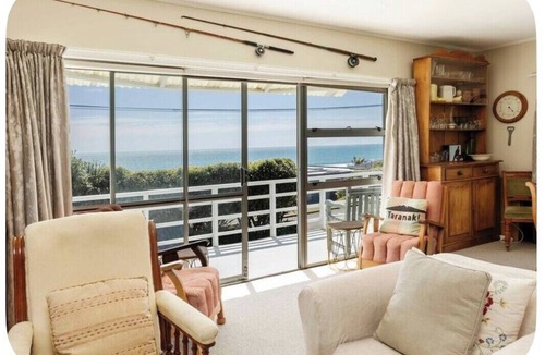 Oakura House | Oakura Beachfront Bach + Epic Views + Close to Everything!
