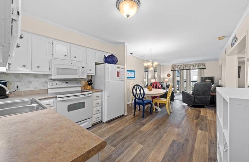 North Myrtle Beach Apartment | Ocean View 2BR First-Floor Cherry Grove Sea Cabin 125-B