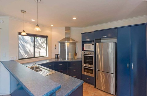 Britannia Heights Resort | On the Rocks - Nelson Waterfront Holiday Home