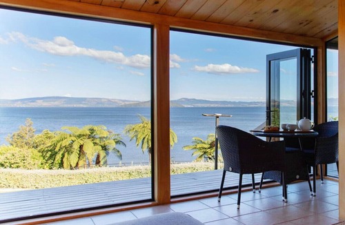 Hamurana House | Panoramic Lake Views | Spacious & Relaxed with Private Beach