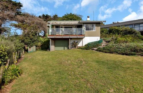 Karkari Peninsula House | Patsy Cottage - A Charming 1960s Kiwi Bach near Kaitaia