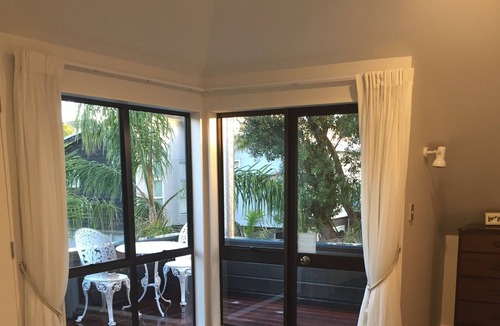 Bucklands Beach House | Peace & tranquility, one min from beach - large spacious living & 2 x Queen Beds