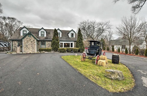 Hanover Park House | Pet-Friendly Bartlett Farmhouse w/Deck!