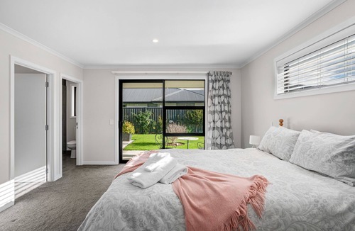 Lowburn House | Phoenix Peace - Cromwell Holiday Home