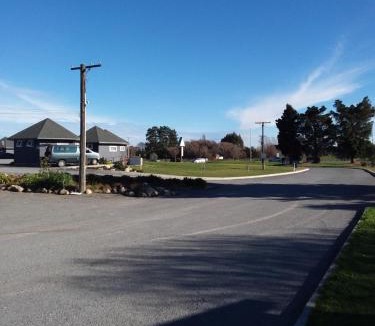 Waikuku Beach Hotel | Pine Lake View Lodge