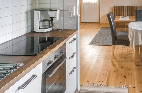 Sjotorp House | Practical cottage right on the shore of Lake Vänern.