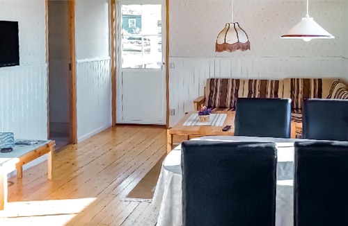 Sjotorp House | Practical cottage right on the shore of Lake Vänern.