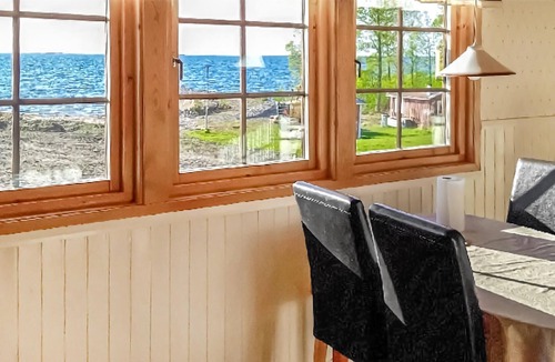 Sjotorp House | Practical cottage right on the shore of Lake Vänern.