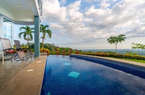Canton Parrita House | Privacy-Panoramic views-Large Pool-Mountain top