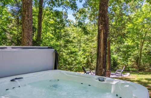 Sevierville Cabin | Private Mini Golf, Hot Tub, Fire pit Family Favorite in peaceful location