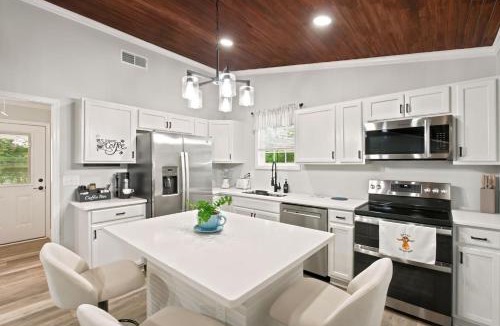 Irmo Villa | Private Pool Hot Tub Pickleball Farm Private Gym Pond
